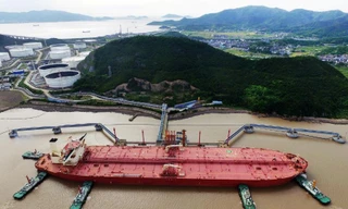 Trung Quốc là nhà nhập khẩu dầu mỏ lớn nhất thế giới. Trong ảnh: Một tàu chở dầu thô tại cảng Châu Sơn Ninh Ba, tỉnh Chiết Giang Ảnh: Reuters/Stringer