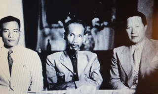 Thuở ban đầu dân quốc ấy, Cụ Hồ với Cố vấn Vĩnh Thụy ( bên phải) 