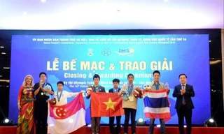 Thí sinh dự thi được trao Huy chương tại lễ bế mạc kỳ thi