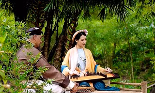 Cảnh chơi đàn tranh ngược trong “Trạng Quỳnh” 