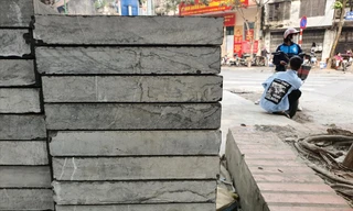 Những viên đá còn nguyên đai, kiện nhưng chằng chịt vết nứt được đưa đi lát vỉa hè Hà Nội 