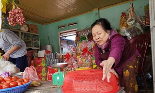 Bà Nguyễn Thị Thân đã đón nhiều cái Tết trong mùi rác thải ở Nam Sơn. Ảnh: Hoàng Trần 