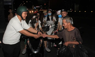 Bạn trẻ mang “Tết yêu thương” đến với người vô gia cư trên hè phố TPHCM Ảnh: NGÔ TÙNG