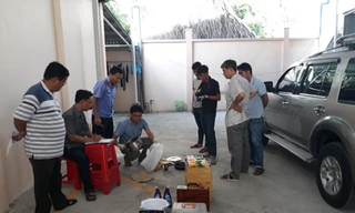 Công an khám xét chiếc xe ô tô nghi can sử dụng 