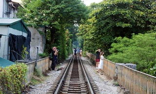 Đoạn đường tàu có vòm cây, gần phố bích họa Phùng Hưng, được giới trẻ đổ xô đến chụp ảnh và check in do đẹp lãng mạn 