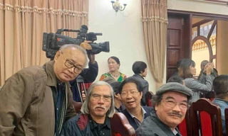 Nguyễn Hiếu (đội mũ) trong Lễ kỷ niệm 100 năm ngày sinh Kim Lân 