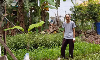  Thương binh Bùi Đức Xuân đứng trên phần đất thiếu mà ông cho rằng trước đây đã được cấp              Ảnh: K.N 