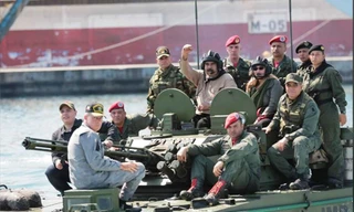 Ông Maduro và vợ xuất hiện cùng với binh lính trong sự kiện diễn ra hôm Chủ nhật ảnh: Reuters 