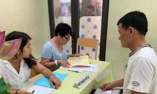 Phụ huynh nộp hồ sơ trúng tuyển vào lớp 6 một trường “nóng” tuyển sinh lớp 6 năm học 2019-2020