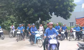 ĐVTN thuộc Đoàn xã Thanh Thủy, Vị Xuyên (Hà Giang) tình nguyện làm xe ôm chở cựu chiến binh và thân nhân các liệt sỹ lên dâng hương tại Đài hương 468 Ảnh: TĐHG 