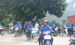 ĐVTN thuộc Đoàn xã Thanh Thủy, Vị Xuyên (Hà Giang) tình nguyện làm xe ôm chở cựu chiến binh và thân nhân các liệt sỹ lên dâng hương tại Đài hương 468 Ảnh: TĐHG 