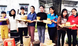 Học sinh hào hứng với sản phẩm gốm do chính tay mình nặn 
