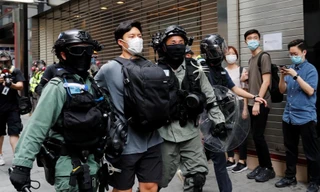 Cảnh sát chống bạo động bắt giữ một người biểu tình ở Hong Kong ngày 27/5 Ảnh: Reuters 