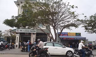 Các sàn giao dịch tại khu vực đường Nguyễn Tất Thành nối dài (quận Liên Chiểu, TP Đà Nẵng) luôn nhộn nhịp 