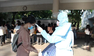 TNV đo thân nhiệt thí sinh tại điểm thi Trường THPT Phan Châu Trinh Ảnh: Giang Thanh