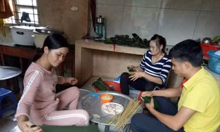 Tết 2020, không có tiền thưởng nhưng giáo viên trường Tiểu Học Pa Ủ - Lai Châu tích cực gói bánh chưng cho học sinh ăn Tết ảnh: Minh Khuyên