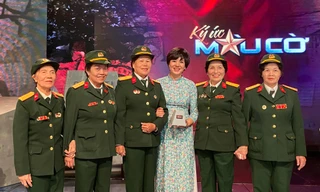 Bà Vân (ngoài cùng bên phải) tham dự chương trình Ký ức màu cờ 