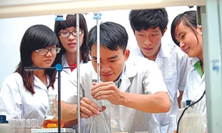 Sinh viên nghiên cứu khoa học - Ảnh: Hồng Vĩnh