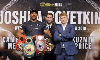 Joshua ( trái) thận trọng khi đấu Povetkin 