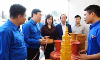 Bí thư thứ nhất T.Ư Đoàn Lê Quốc Phong, Thứ trưởng Bộ TN&MT Võ Tuấn Nhân, Phó Bí thư Tỉnh ủy Bắc Ninh Đàm Thị Lan tham quan các gian hàng