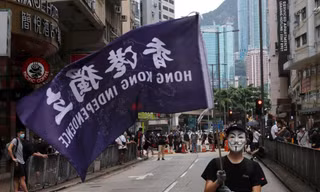 Một người biểu tình chống chính phủ ở Hong Kong ngày 24/5. ảnh: REUTERS 