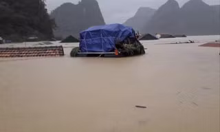 Trong trận lũ lụt vừa qua, ở “rốn lũ” Tân Hóa có nhiều nhà bị ngập tới nóc 
