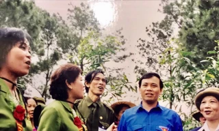 Ông Vũ Trọng Kim (thứ 2, từ phải sang) cùng đoàn văn công Tiếng hát át tiếng bom, hát đồng ca tại Quảng Bình năm 2000 