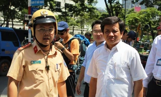 Ông Đoàn Ngọc Hải (bên phải) đã để lại nhiều ấn tượng tốt trong lòng người dân cả nước về sự tận tụy, năng nổ, không ngại va chạm khi lập lại trật tự lòng đường, hè phố. 