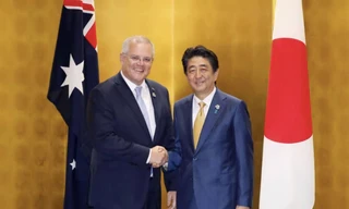 Thủ tướng Úc Scott Morrison (trái) và Thủ tướng Nhật Abe Shinzo bắt tay ở Osaka vào tháng 6/2019 ảnh: Kyodo