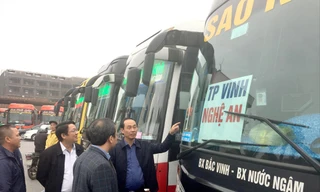Lãnh đạo Bộ GTVT kiểm tra công tác chuẩn bị công tác phục vụ Tết tại Bến xe Nước Ngầm, nơi có xe tăng giá tới 60%.  
