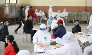 Lấy mẫu xét nghiệm COVID-19 cho người dân từ vùng dịch về Hà Nội Ảnh: như ý 