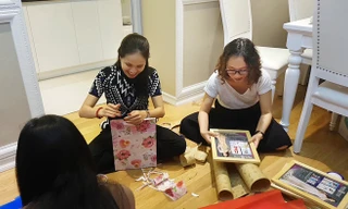 Tiểu ban thí sinh tự tay chuẩn bị quà kèm lời chúc thi tốt cho 43 thí sinh Ảnh: hoàng mạnh thắng 