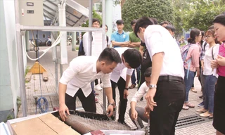 Nhóm bạn trẻ giới thiệu sản phẩm phương tiện thủy bộ thu gom rác thải bãi biển, mặt nước tại Festival Khoa học Công nghệ sinh viên ĐH Đà Nẵng 2019. Ảnh: Giang Thanh 