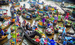 Du lịch trên thuyền ở chợ nổi Cái Răng Ảnh: phù sa