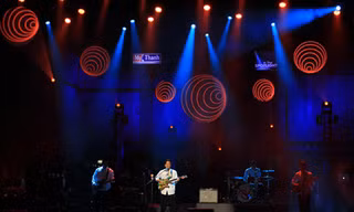 Sân khấu lung linh tạo hình theo phong cách bánh kẹo dành cho Ngọt. 