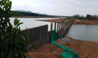 Bức tường bê tông ngăn một nhánh của lòng hồ An Mã 