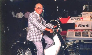 Soichiro Honda với một chiếc xe máy Cub đời 82 của hãng Honda 