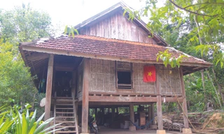 Căn nhà sàn cổ, từng là nơi sinh sống của Tri phủ Tương Dương