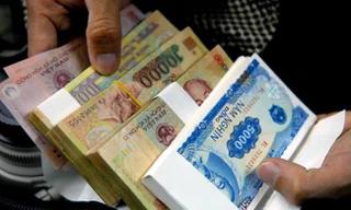 Tiền lẻ đua nhau 'đội giá': Ai xử phạt người vi phạm ?