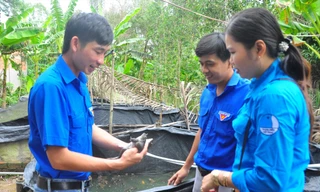 Bí thư Chi đoàn Võ Văn Út Em giới thiệu kỹ thuật nuôi ếch Ảnh: Hòa hội 