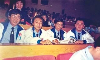 Nhạc sỹ Vũ Hoàng (ngoài cùng, bên trái) với thanh niên tại Đại hội đại biểu toàn quốc lần thứ VI Hội Sinh viên Việt Nam Ảnh: NVCC 