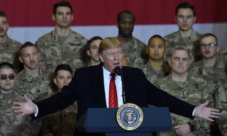 Tổng thống Trump đọc diễn văn trong một lần tới thăm lính Mỹ ở Afghanistan Sputnik/Reuters