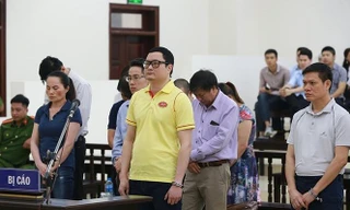 Các bị cáo nghe tòa tuyên án.