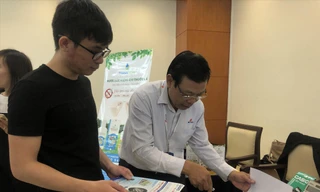 Doanh nghiệp rất bức xúc trước sản phẩm bị làm giả nhưng cũng ngại lên tiếng. Ảnh: chiếu đèn laser lên tem chống giả để phân biệt hàng thật - giả 