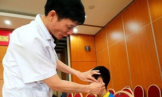 PGS.TS Cảnh khám cho bệnh nhi dị tật vành tai 