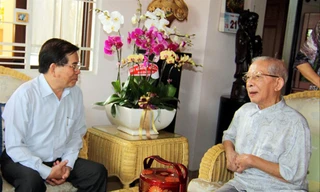 Nguyên Chủ tịch nước Nguyễn Minh Triết và ông Mười Hương Ảnh: TTXVN 