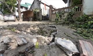 Hiện trường nứt đường sau tiếng nổ dưới lòng đất 