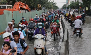 Người dân khổ sở qua đường Huỳnh Tấn Phát vì ngập dù đang được nâng cao độ, thay cống hộp. 