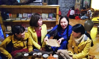 Tiến sĩ Nhị và các bạn trẻ Ảnh: Trần Nguyên Anh