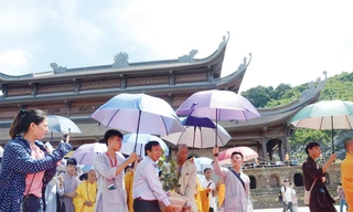 Ông Nguyễn Văn Trường cùng các tăng ni phật tử đón cây Bồ Đề Vĩ Đại Cát Tường từ Quốc đảo Sri Lanka về chùa Tam Chúc Ảnh: Minh Đức 